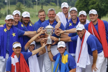 Los jugadores del equipo Europeo posan con el trofeo después de ganar el torneo de golf Copa de Eurasia en Shah Alam, Malasia. EFE