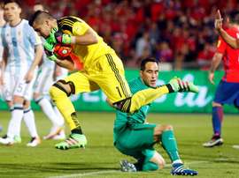 El arquero de la selección de fútbol de Chile Claudio Bravo (d) disputa el balón con Sergio Romero (i) de Argentina, este jueves 24 de marzo de 2016, en un partido de las eliminatorias para el Mundial de Rusia 2018 en el estadio Nacional Julio Martínez Prádanos, en Santiago de Chile (Chile). EFE