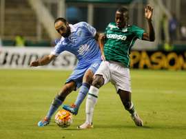 El jugador del Bolívar Oscar Baldomar (i) disputa el balón con Kevin Balanta (d), del Deportivo Cali, durante un partido entre el Deportivo Cali colombiano y el Bolívar boliviano por la fase de grupos de la Copa Libertadores, en Palmira (Colombia). EFE