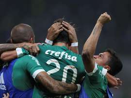 Agustin Allione de Palmeiras celebra un gol con sus compañeros ante River Plate uruguayo durante un partido de la Copa Libertadores en el estadio Allianz Park, en la ciudad de Sao Paulo (Brasil). EFE