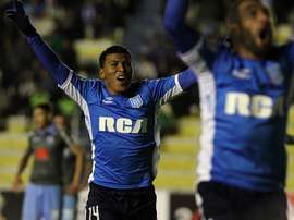 El jugador Roger Martínez de Racing de Argentina festeja su gol ante el Bolivar de Bolivia durante un partido de la Copa Libertadores realizado en el estadio Hernando Siles de La Paz (Bolivia). EFE