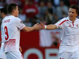 El jugador del Sevilla Kevin Gameiro (i) felicita a su compañero Yehven Konoplyanka tras marcar un gol. EFE/Archivo