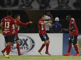 El jugador de Independiente Medellín Hernán Hechalar (c) celebra con sus compañeros después de anotar un gol, este 21 de septiembre de 2016, durante el partido contra Santa Cruz de Brasil de octavos de final de Copa Sudamericana en el estadio Atanasio Girardot de Medellín (Colombia). EFE