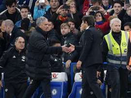 Jose Mourinho salutes Antonio Conte. EFE