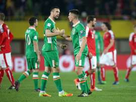 Los jugadores de Irlanda Shane Duffy (3i) y Ciaran Clark reaccionan tras ganar el partido de clasificación para el Mundial de Rusia 2018 en Viena, Austria. EFE