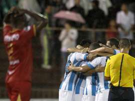 Racing se ganó el pase bajo la lluvia. EFE
