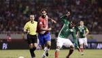 México agua la fiesta a Costa Rica, que se queda a un paso del Mundial