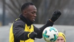 Llega el bautismo futbolístico de Usain Bolt