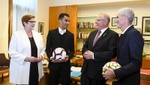 El primer ministro australiano recibió al futbolista bareiní