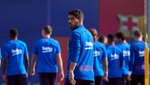 El hijo de un futbolista roba su móvil y logra hablar con Suárez