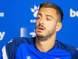 Joselu, en desacuerdo con la norma de cinco cambios. EFE