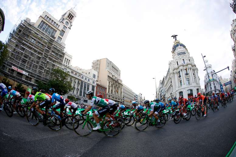 La incorporación de un tráiler de 14 metros que viajará con La Vuelta, con un laboratorio móvil covid-19 para realizar test PCR a los miembros de la burbuja de carrera, será una de las novedades de la edición de este año.EFE/Javier Lizón/Archivo
