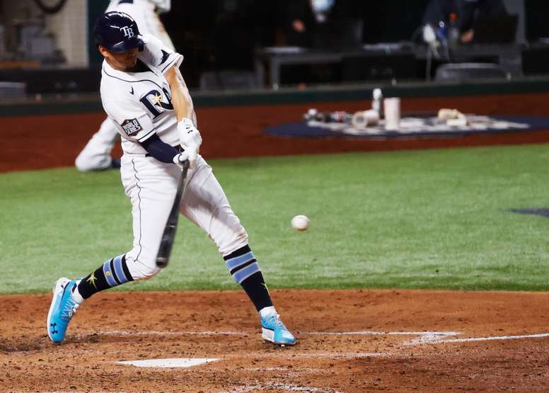 El jugador de los Rays de Tampa Bay Willy Adames batea ante los Dodgers de Los Ángeles durante el tercer partido de la Serie Mundial de las Grandes de Béisbol disputado en el Globe Life Field de Arlington, Texas (EE.UU.), este 23 de octubre de 2020. EFE/John G. Mabanglo