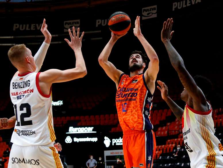 El alero serbio del Valencia Basket, Nikola Kalinic, trata de anotar ante la defensa de los jugadores del Casademont Zaragoza, el ala pivot alemán Robin Benzing (izqda), y el escolta canadiense Dylan Ennis, durante el partido de la Liga Endesa correspondiente a la séptima jornada disputado en el pabellón de la Fuente de San Luis de Valencia. EFE/Miguel Ángel Polo