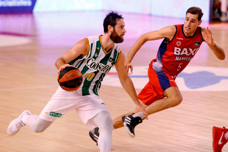 Pablo Almazán (i), del Coosur Real Betis, intenta superar a Guillem Jou (d), del Baxi Manresa, durante el partido de Liga ACB que se jugó en Manresa. EFE/Susanna Sáez