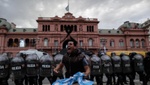Incidentes en el velatorio de Maradona: botellazos y cargas policiales