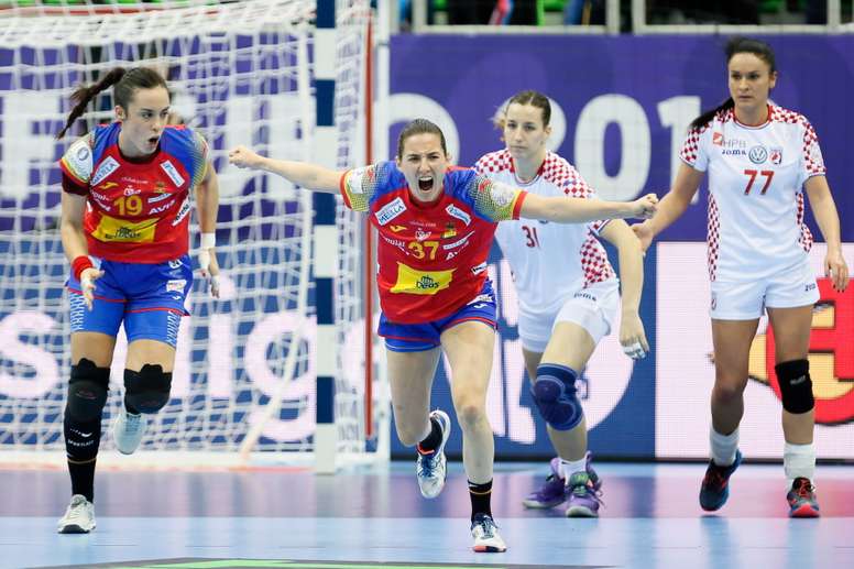 Ana Isabel Martinez Martinez (C) celebra un gol durante el Europeo de 2018 en Montbeliard (Francia). EFE/EPA/Mathieu Cugnot/Archivo