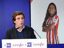 Almeida quiere ver mejorar al fútbol femenino. EFE