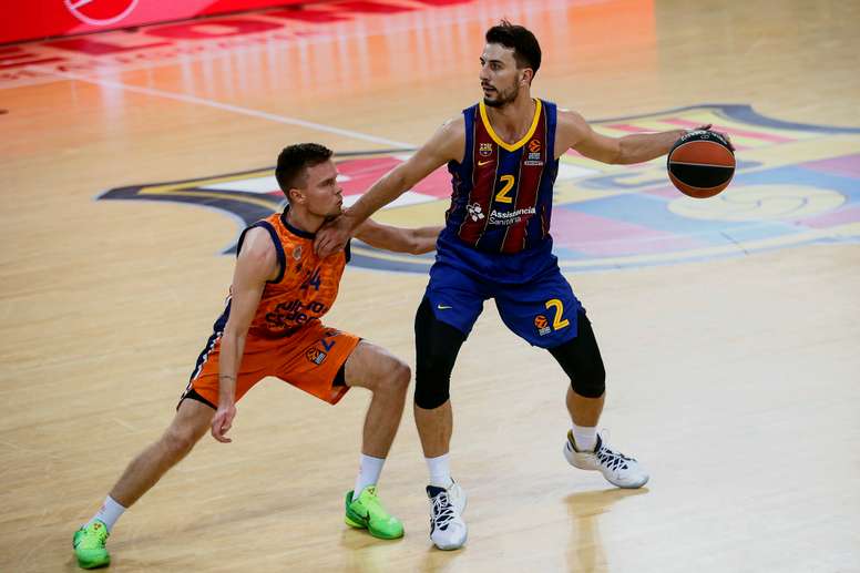 El base islandés del Valencia Basket Martin Hermannsson (i) defiende a Leo Westermann, base francés del FC Barcelona, durante el partido de la fase regular de la Euroliga de baloncesto disputado anoche en el Palau Blaugrana. EFE/ Quique Garcia
