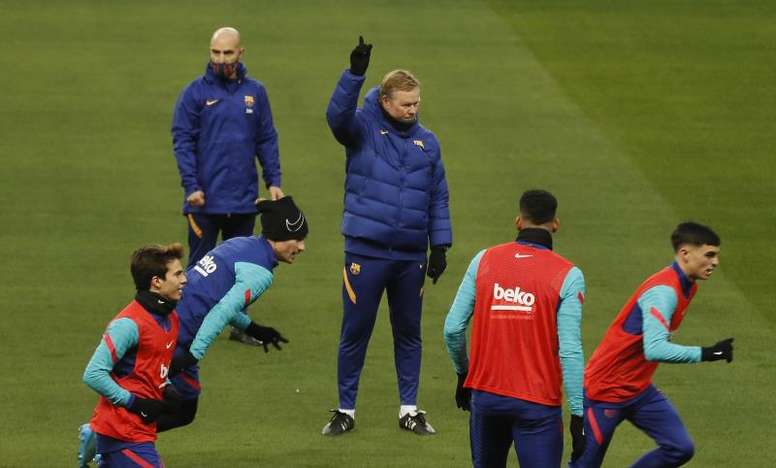 Ronald Koeman conversou com candidatos à presidência e fez pedidos. EFE/Jose Manuel Vidal/Arquivo