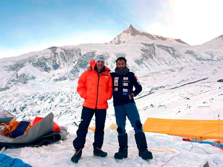 El vizcaíno Alex Txikon (d) posa junto con el italiano Simone Moro (i) a su llegada al campo base del Manaslu (8.163 metros), la octava cumbre más alta del planeta, en Nepal. EFE/ Phelipe Eizagirre