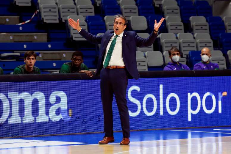 El entrenador del Unicaja, Luis Casimiro, en el Palacio de los Deportes José María Martín Carpena de Málaga. EFE/ Daniel Pérez/Archivo