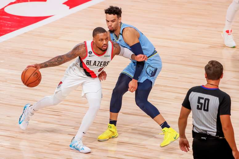 En la imagen, el jugador de los Trail Blazers de Portland Damian Lillard (i). EFE/Erik S. Lesser/Archivo