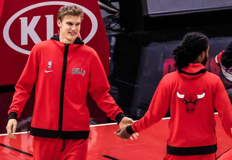 Los jugadores de los Chicago Bulls, Lauri Markkanen (i) y Coby White (d) antes de un partido. EFE/EPA/TANNEN MAURY/Archivo