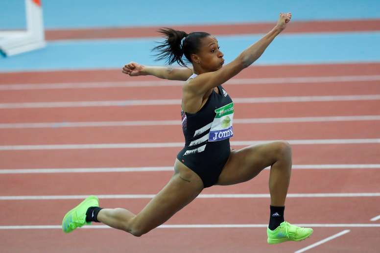 La campeona española de triple salto Ana Peleteiro, en uno de sus saltos durante el Campeonato de España de atletismo en pista cubierta.- EFE/Kiko Huesca.