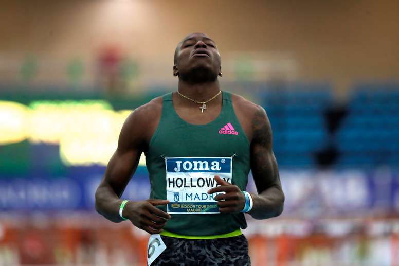 El atleta estadounidense Grant Holloway, que ayer batido el récord mundial de los 60 metros vallas, se concentra antes de participar en una prueba de la Reunión Internacional de Atletismo Villa de Madrid 2021 en la pista cubierta de atletismo del CDM Gallur. EFE/Kiko Huesca