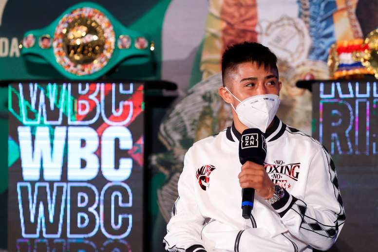 Fotografía cedida por Matchroom donde aparece el púgil mexicano Julio César Rey Martínez mientras habla durante una rueda de prensa hoy, en el hotel Marriott en Miami, Florida (EE.UU.). Martínez aseguró este jueves estar de regreso, listo para vencer el próximo sábado al puertorriqueño Mc Williams Arroyo y retener el cinturón de peso mosca del Consejo Mundial de Boxeo. EFE/ Melina Pizano/Matchroom SÓLO USO EDITORIAL/SÓLO DISPONIBLE PARA ILUSTRAR LA NOTICIA QUE ACOMPAÑA (CRÉDITO OBLIGATORIO)