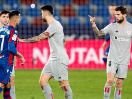 Íñigo Martínez fue expulsado tras el pitido final... ¡y podría perderse el duelo de Copa! EFE