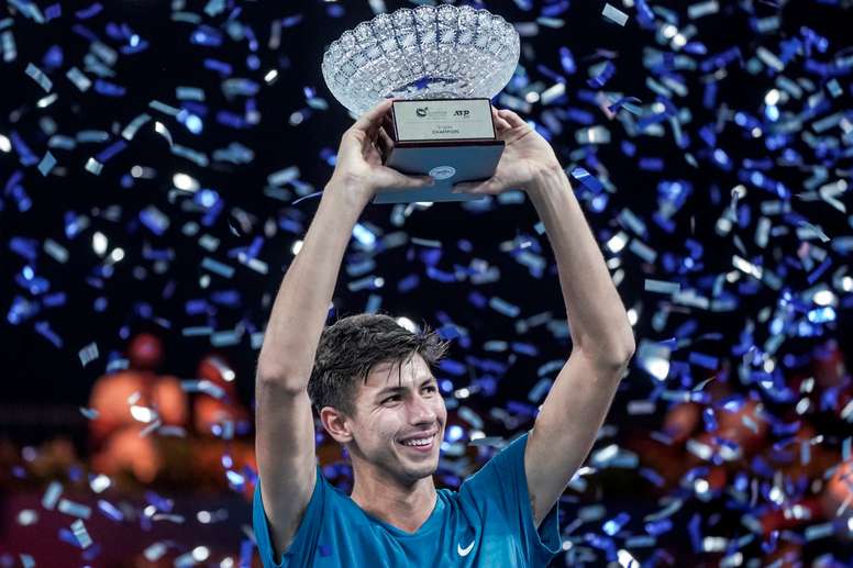 El australiano Alexei Popyrin se hizo con el primer torneo ATP de su carrera al derrotar este domingo en la final de Singapur al kazajo Alexander Bublik, por 4-6, 6-0 y 6-2. EFE/EPA/WALLACE WOON
