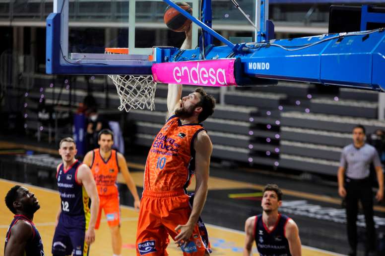 Mike Tobey, pívot estadounidense del Valéncia, ejecuta un mate en la canasta del MoraBanc Andorra durante el partido correspondiente a la vigesimocuarta jornada de la Liga Endesa disputado este domingo en el Polideportivo de Andorra. EFE/Fernando Galindo