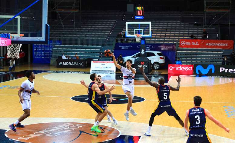 El base griego de Obradoiro Antonis Koniaris (c) pasa el balón durante el encuentro aplazado perteneciente a la decimoséptima jornada de Liga Endesa entre MoraBanc Andorra y Monbus Obradoiro. EFE/Fernando Galindo/Archivo
