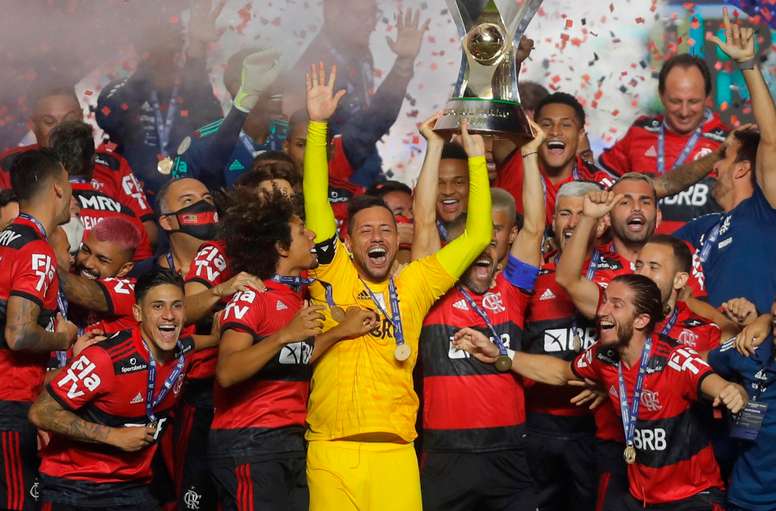 Jugadores de Flamengo celebran con el trofeo al ganar el campeonato Brasilerao Serie A ante Sao Paulo el 25 de febrero de 2021, en el estadio Morumbi en Sao Paulo (Brasil). EFE/Fernando Bizerra/Archivo