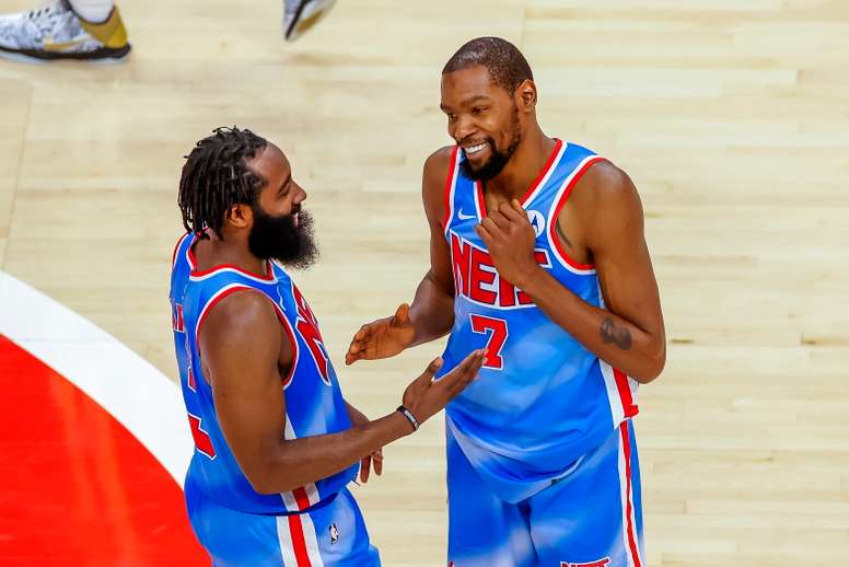 Aunque los Nets perdieron la oportunidad de asegurar la victoria en el tiempo reglamentario, al final se impusieron en la prórroga y rompieron una racha de 17 derrotas consecutivas en sus visitas a San Antonio. EFE/EPA/ERIK S. LESSER/Archivo