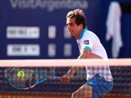 El español Albert Ramos en acción ante el danes Holger Vitus Nødskov hoy, durante un partido de tenis de primera ronda, entre el español Albert Ramos y el danes Holger Vitus, del ATP250 de Buenos Aires (Argentina). EFE/Juan Ignacio Roncoroni