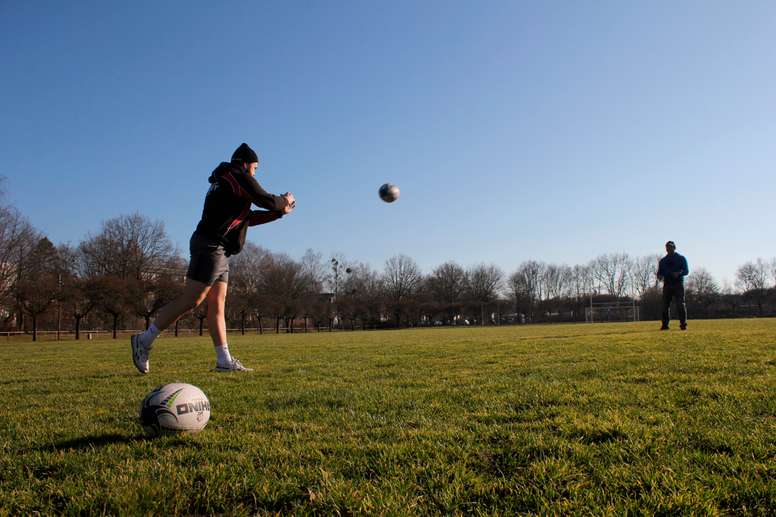 Jugadores de la asociación Orquídeas Negras entrenan en un campo de rugby de Berlín. EFE/ María Alonso Martos