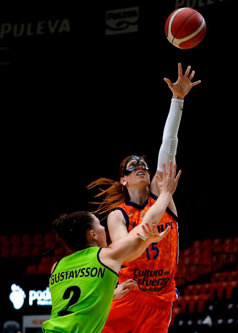 La jugadora de Valencia Basket, Laura Gil (d), lanza a canasta ante la jugadora del Saint-Amand Hainaut, Elin Jelena Gustavsson, durante el encuentro de la fase inicial de la Eurocopa disputado en enero pasado en el pabellón de la Fuente de San Luis, en Valencia. EFE/Miguel Ángel Polo./Archivo