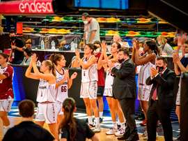 Las jugadoras del Loientek Gernika aplauden al público tras la final de la Supercopa de baloncesto femenino 2020 que jugaron Lointek Gernika y Perfumerías Avenida, el pasado mes de septiembre en Bilbao. EFE/JAVIER ZORRILLA/Archivo