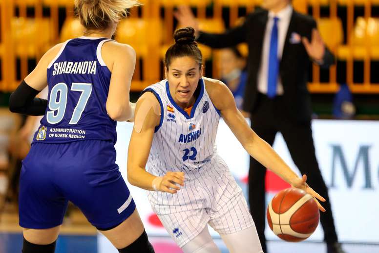 La jugadora del Perfumerias Avenida, Milic (d), superaba la defensa de Shabanova, del Dynamo de Kursk, durante el partido perteneciente a la burbuja del grupo A de la EuroLiga de baloncesto femenino disputado en el pabellón de Würzburg, en Salamanca, el pasado mes de enero. EFE/ J. M. García./Archivo