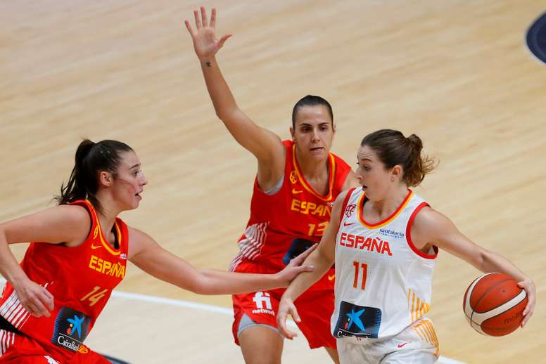 Las jugadoras de la selección española de baloncesto Leonor Rodríguez (d), Andrea Vilaró (c) y Raquel Carrera (i), durante un partido amistoso disputado para preparar el Eurobasket femenino 2021 en la Fuente de San Luis, en Valencia. Valencia acogerá la fase final del Eurobasket femenino 2021. EFE/Miguel Ángel Polo