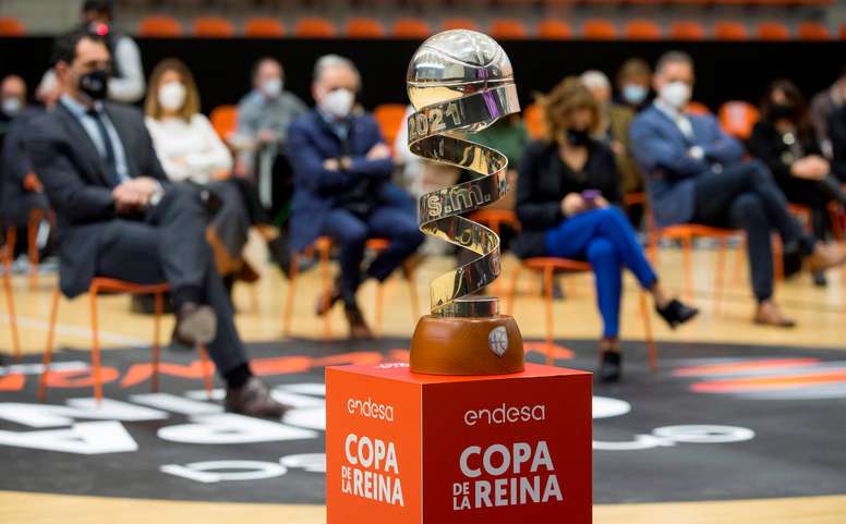 Vista del trofeo de la Copa de la Reina durante el sorteo de los emparejamientos en la Alquería del Basket de Valencia, el pasado 18 de febrero. EFE/Miguel Ángel Polo/Archivo