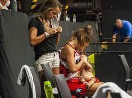 Fotografía cedida por el Club Tomás de Rocamora de baloncesto de la deportista Antonella González amamantando a su hija de once meses durante el entretiempo de un partido, el 28 de febrero de 2021 en Buenos Aires (Argentina). EFE/Carlos Gustavo Lozano/Club Tomás de Rocamora