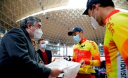 El ministro de Cultura y Deportes Jose Manuel Rodriguez Uribes, junto a los actuales campeones de Europa de Madison, Albert Torres (d) y Sebastian Mora (i) durante la visita que ha realizado al Centro Especializado de Alto Rendimiento (CEAR) situado en el velódromo Luis Puig de Valencia.EFE/ Ana Escobar