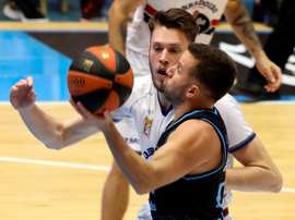 El base del Estudiantes José Juan Barea (delante) busca la canasta ante Mike Daum, de Obradoiro, durante el encuentro de la Liga ACB de Baloncesto disputado este miércoles en el estadio Multiusos de Sar de Santiago de Compostela. EFE/Xoán Rey