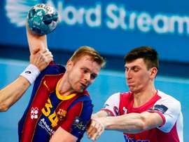 El central islandés del FC Barcelona Aron Pálmarsson (i) intenta superara la defensa del bielorruso Viachaslau Bokhan, del HC Motor Zaporiyia, durante el partido de Liga de Campeones de balonmano disputado este miércoles en el Palau Blaugrana. EFE/ Enric Fontcuberta