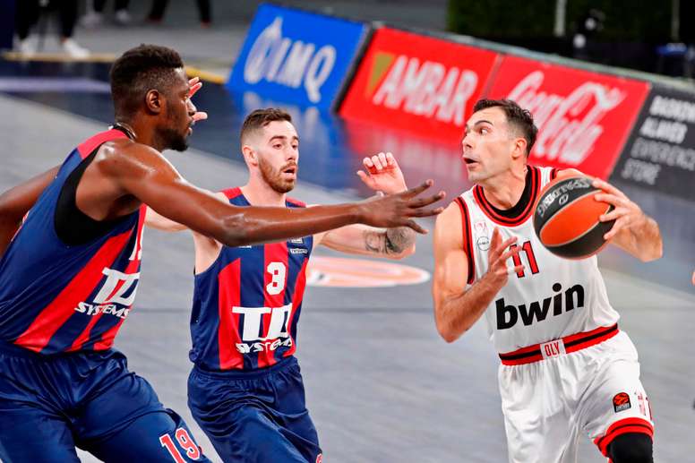 El base argentino Luca Vildoza (c) y el pívot sengalés Youssoupha Fall (i), del Baskonia, defienden a Kostas Sloukas (d), base griego del Olympiacos, durante el partido correspondiente a la jornada 27 de la Euroliga de baloncesto disputado este miércoles en el pabellón Fernando Buesa de Vitoria. EFE/ David Aguilar
