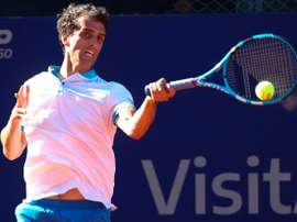 El español Albert Ramos en acción ante el danes Holger Vitus Nødskov, el 2 de marzo de 2021, durante un partido de tenis de primera ronda, entre el español Albert Ramos y el danes Holger Vitus, del ATP250 de Buenos Aires (Argentina). EFE/Juan Ignacio Roncoroni